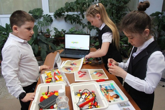 ​В Центре образования «Эврика» 4 мая 2018 года состоялся конкурс будущих кибер-инженеров «LEGO-умники». 5