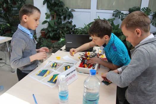 ​В Центре образования «Эврика» 4 мая 2018 года состоялся конкурс будущих кибер-инженеров «LEGO-умники». 6