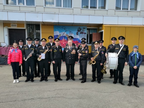 ​Вчера в Центре образования прошла торжественная линейка, посвященная 76-ой годовщине Победы в Великой Отечественной войне.