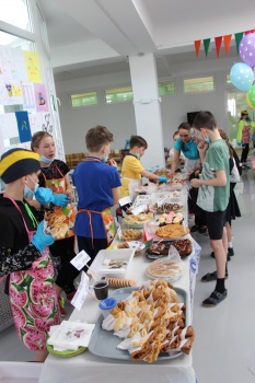 ​Веселая ярмарка «Масленица - Объедуха» прошла в Центре образования! 8
