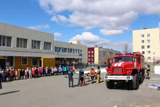 ​На открытой площадке в Центре образования сотрудники МЧС по Камчатскому краю провели инструктаж по технике безопасности для обучающихся и воспитанников.