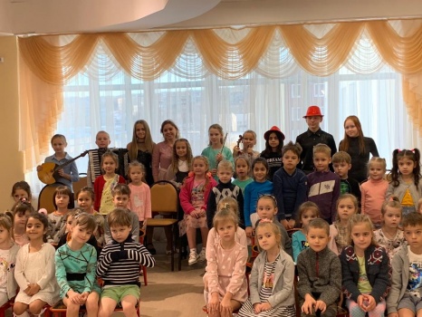 Воспитанники МБУДО «Детская музыкальная школа № 5» провели концерт для маленьких эвриканцев.