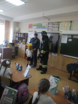​Среди обучающихся Центра образования пожарные провели уроки ОБЖ. 2